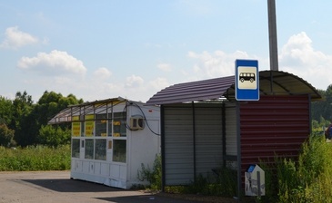 Остановка общественного транспорта и продуктовый магазин в коттеджном поселке «Малая Куликовка»